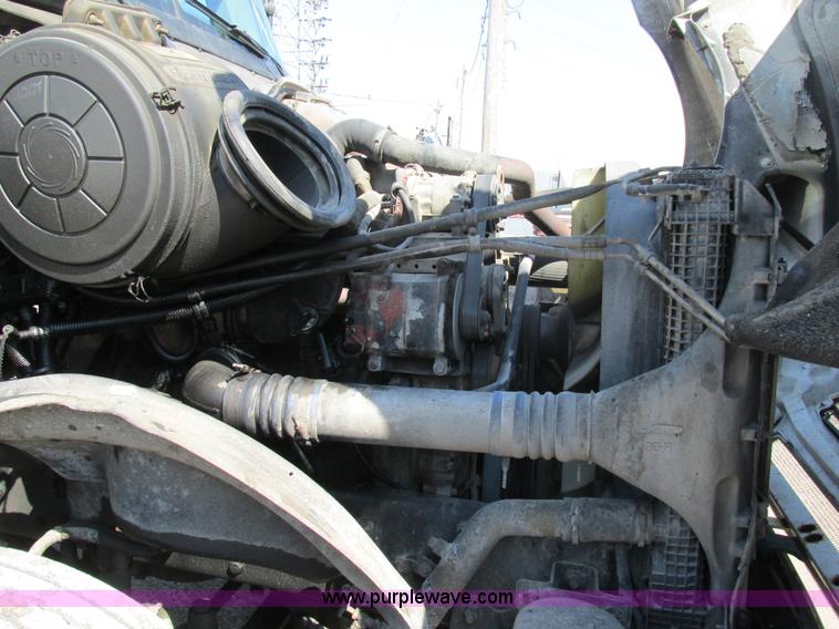 image for item H7557 2003 Freightliner Columbia semi truck