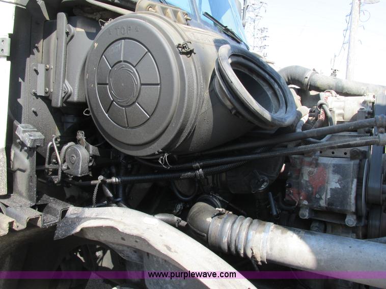 image for item H7557 2003 Freightliner Columbia semi truck