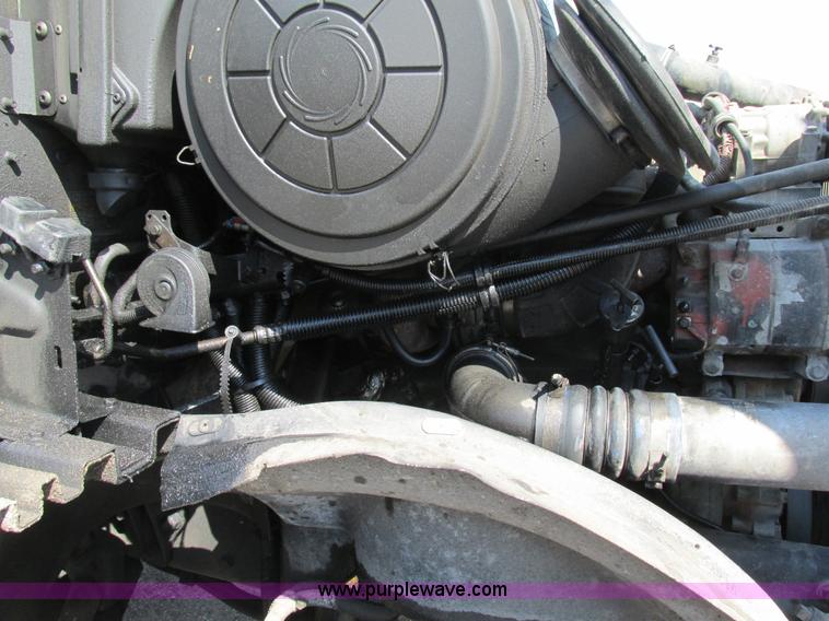 image for item H7557 2003 Freightliner Columbia semi truck