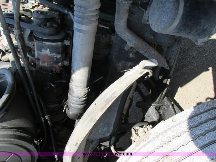 image for item H7557 2003 Freightliner Columbia semi truck