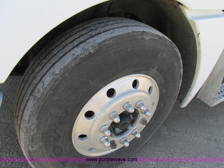 image for item H7557 2003 Freightliner Columbia semi truck