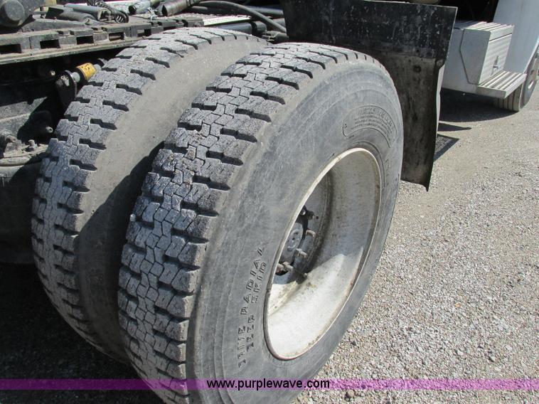 image for item H7557 2003 Freightliner Columbia semi truck