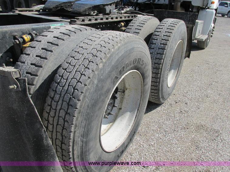 image for item H7557 2003 Freightliner Columbia semi truck