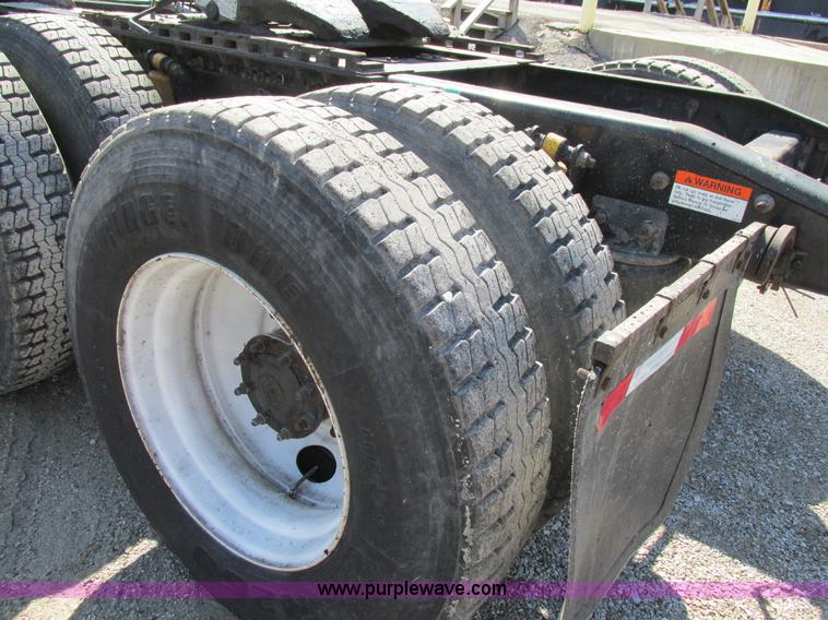 image for item H7557 2003 Freightliner Columbia semi truck