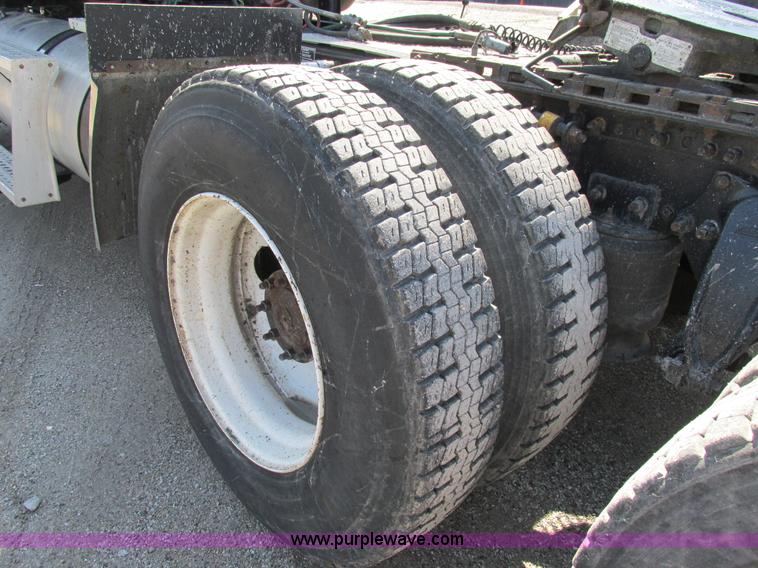 image for item H7557 2003 Freightliner Columbia semi truck