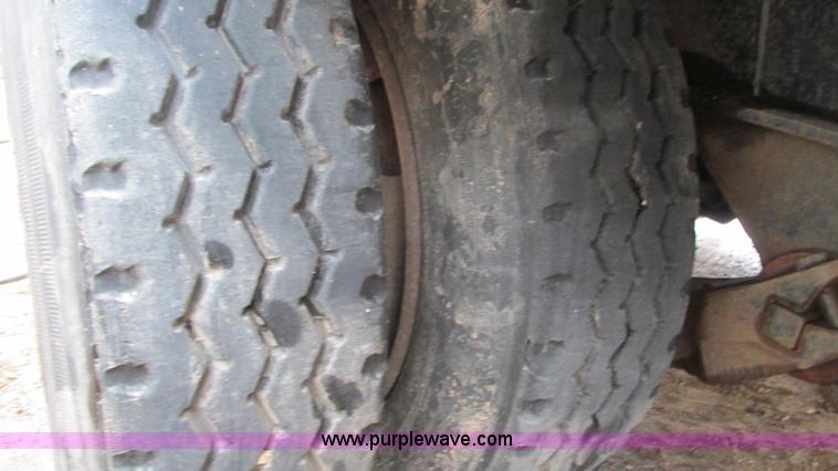 image for item I3072 1985 Transcraft DTL22-45 drop deck trailer