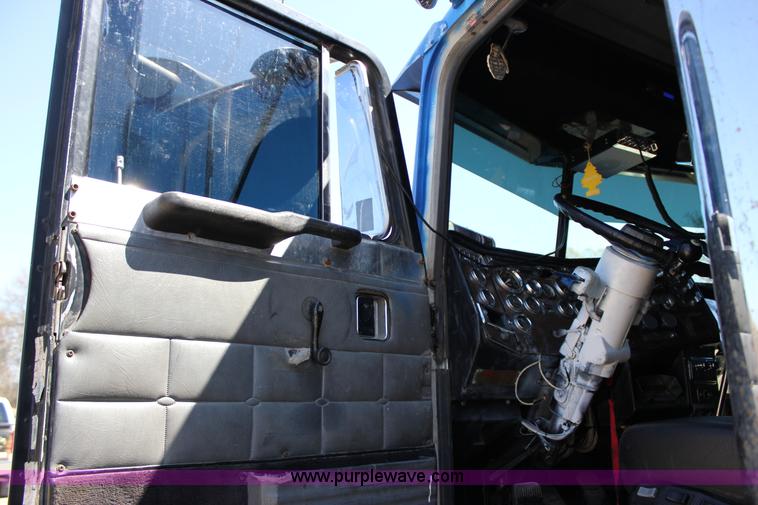 image for item J2258 1990 Peterbilt 379 semi truck