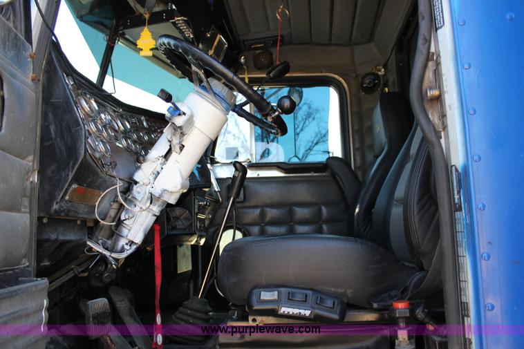 image for item J2258 1990 Peterbilt 379 semi truck