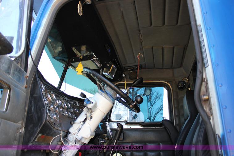 image for item J2258 1990 Peterbilt 379 semi truck