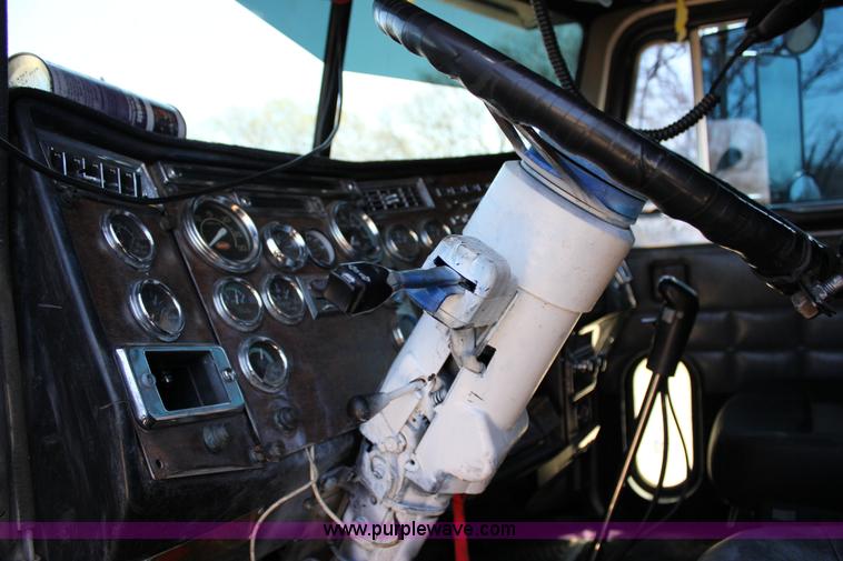 image for item J2258 1990 Peterbilt 379 semi truck