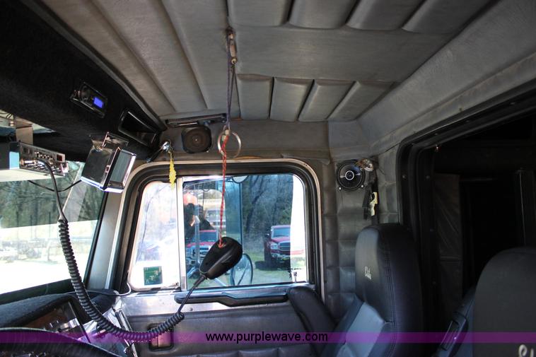 image for item J2258 1990 Peterbilt 379 semi truck