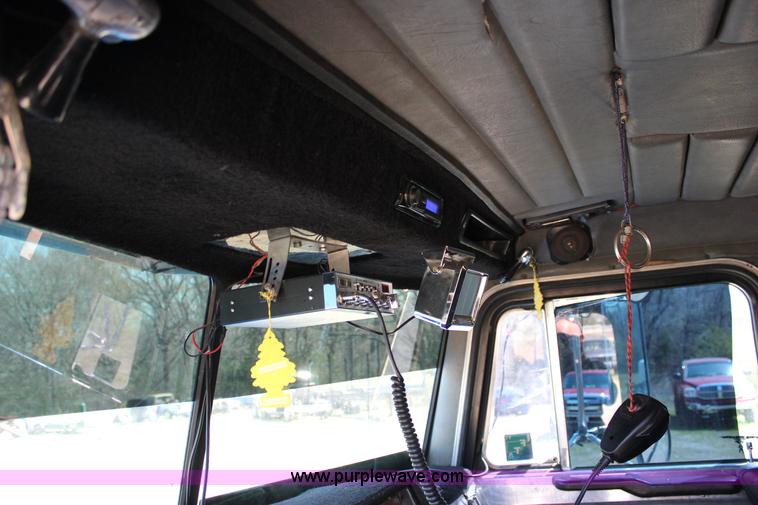 image for item J2258 1990 Peterbilt 379 semi truck