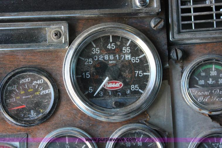 image for item J2258 1990 Peterbilt 379 semi truck