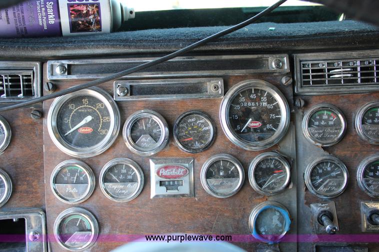 image for item J2258 1990 Peterbilt 379 semi truck