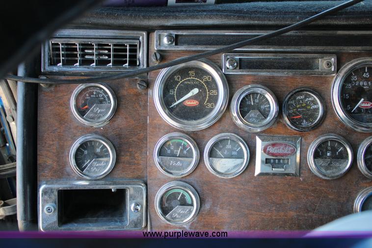 image for item J2258 1990 Peterbilt 379 semi truck