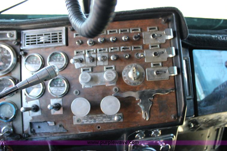 image for item J2258 1990 Peterbilt 379 semi truck