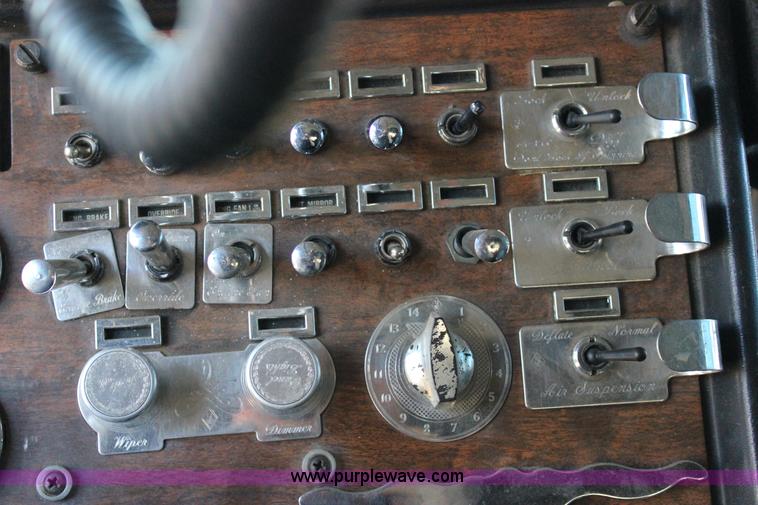 image for item J2258 1990 Peterbilt 379 semi truck