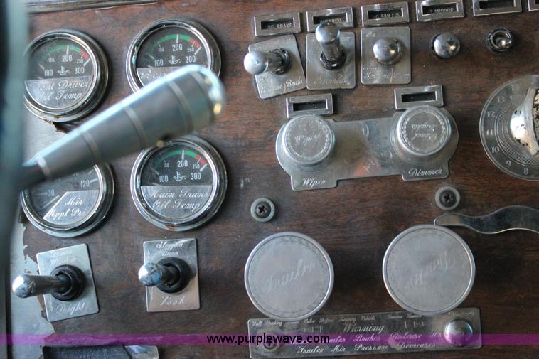 image for item J2258 1990 Peterbilt 379 semi truck