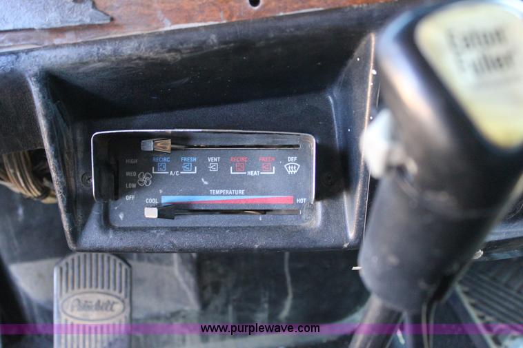 image for item J2258 1990 Peterbilt 379 semi truck