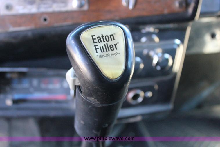 image for item J2258 1990 Peterbilt 379 semi truck