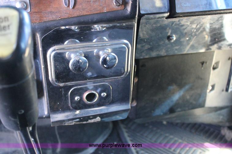 image for item J2258 1990 Peterbilt 379 semi truck