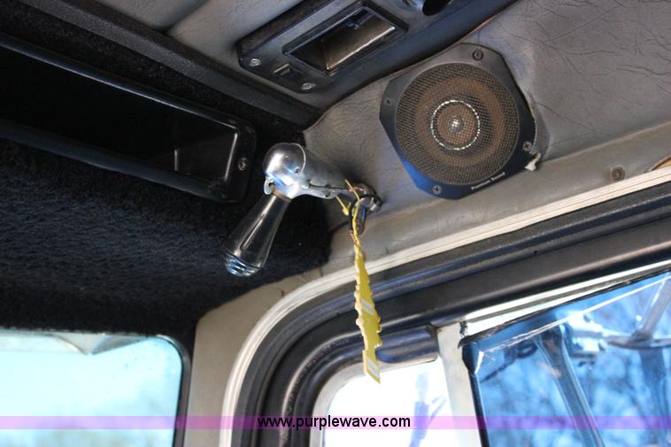 image for item J2258 1990 Peterbilt 379 semi truck