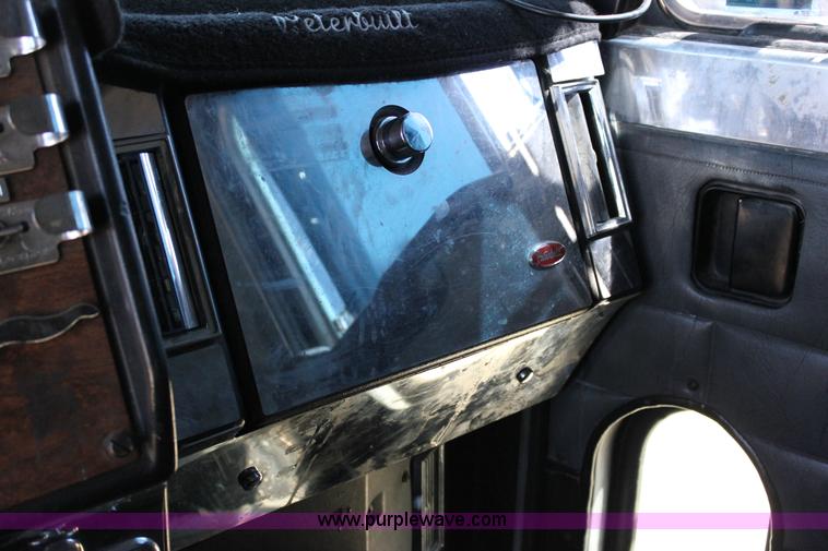 image for item J2258 1990 Peterbilt 379 semi truck