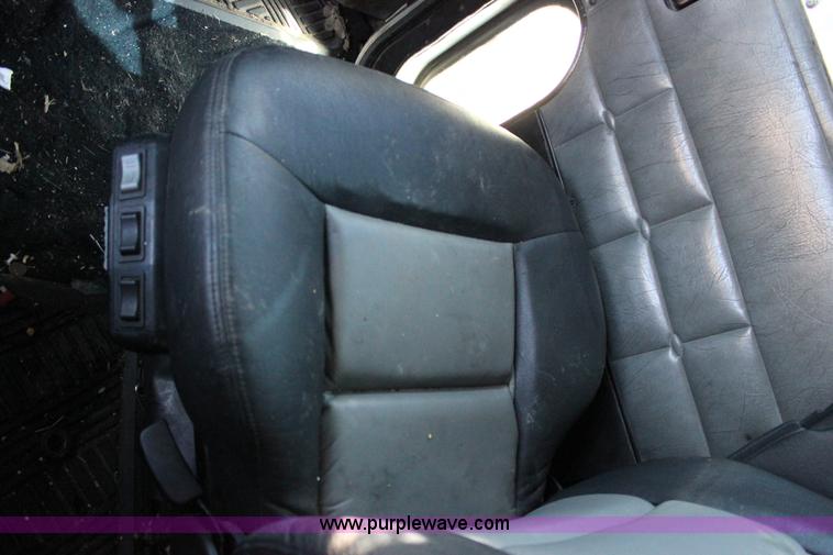 image for item J2258 1990 Peterbilt 379 semi truck