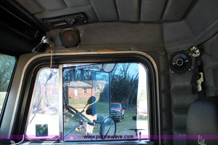 image for item J2258 1990 Peterbilt 379 semi truck