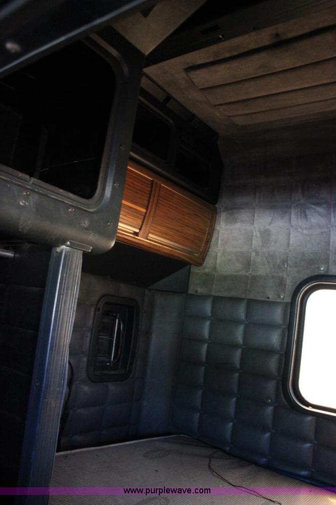 image for item J2258 1990 Peterbilt 379 semi truck