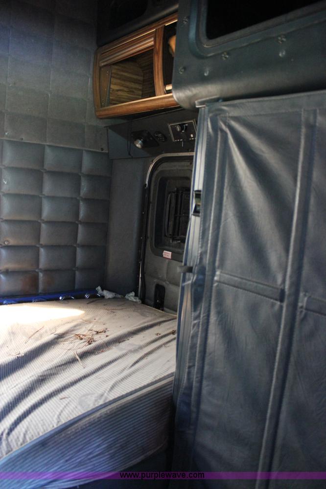 image for item J2258 1990 Peterbilt 379 semi truck