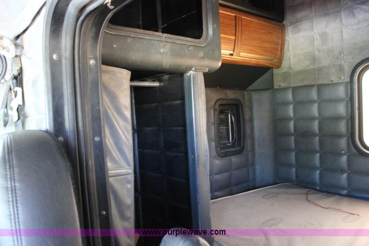 image for item J2258 1990 Peterbilt 379 semi truck