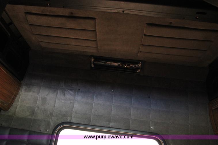 image for item J2258 1990 Peterbilt 379 semi truck