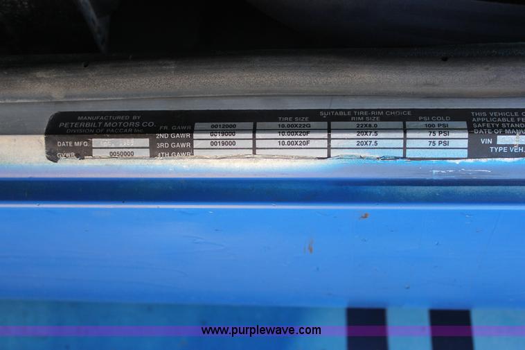 image for item J2258 1990 Peterbilt 379 semi truck