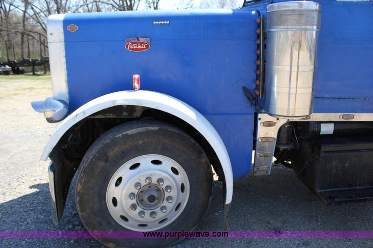 image for item J2258 1990 Peterbilt 379 semi truck