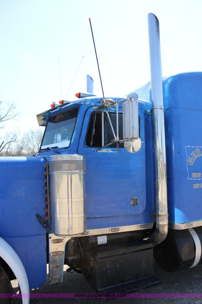 image for item J2258 1990 Peterbilt 379 semi truck