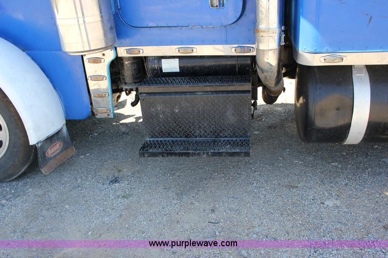 image for item J2258 1990 Peterbilt 379 semi truck