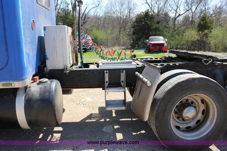 image for item J2258 1990 Peterbilt 379 semi truck