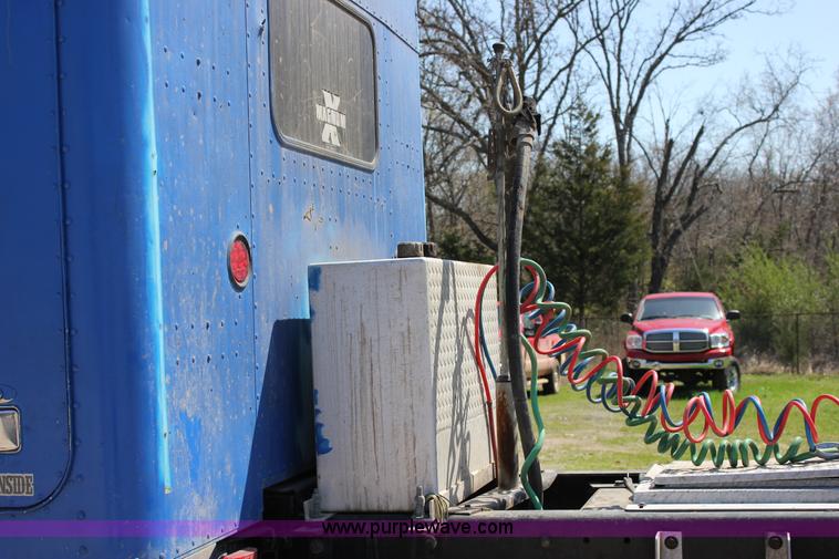 image for item J2258 1990 Peterbilt 379 semi truck