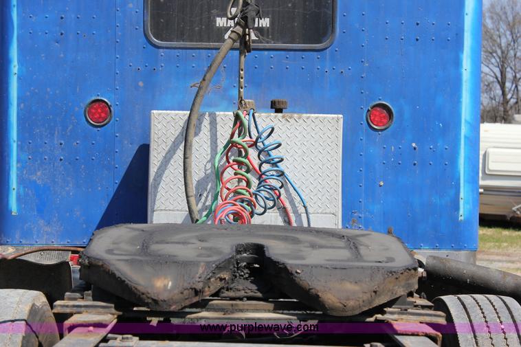 image for item J2258 1990 Peterbilt 379 semi truck