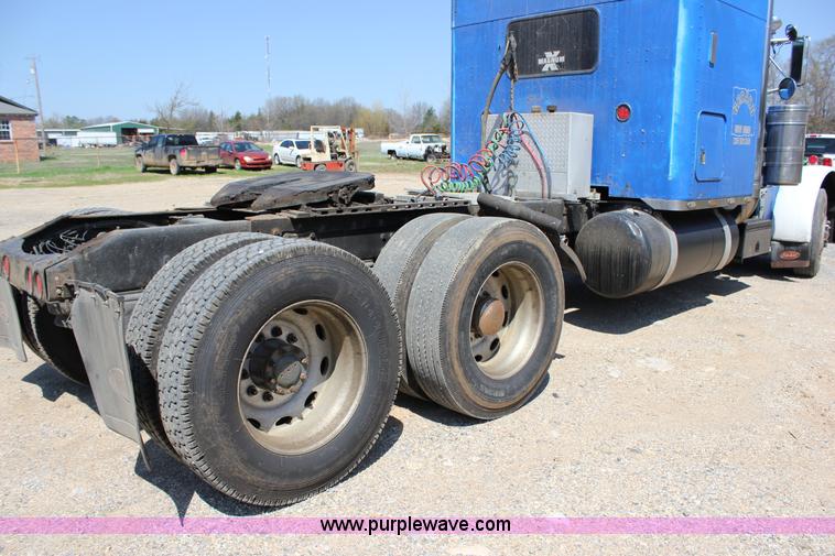 image for item J2258 1990 Peterbilt 379 semi truck