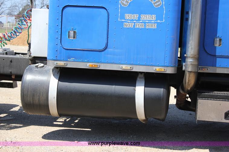 image for item J2258 1990 Peterbilt 379 semi truck