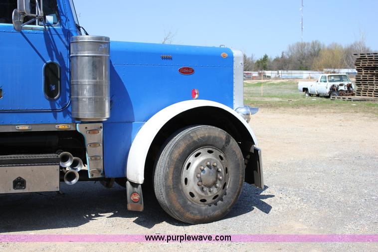 image for item J2258 1990 Peterbilt 379 semi truck