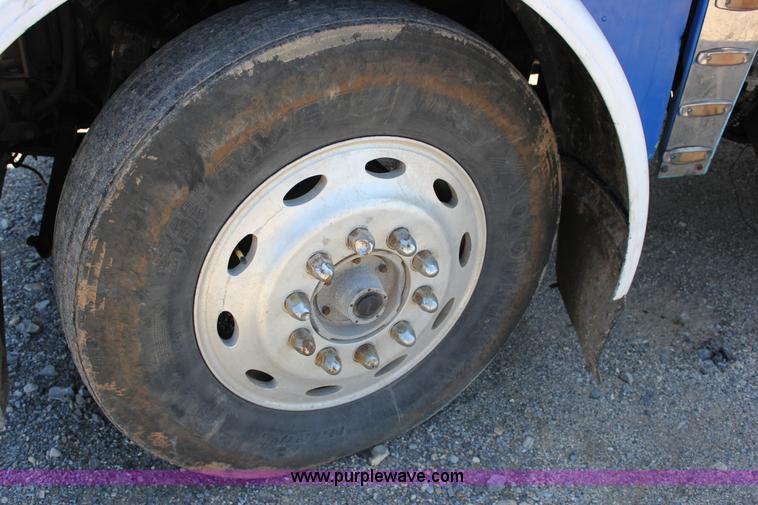 image for item J2258 1990 Peterbilt 379 semi truck