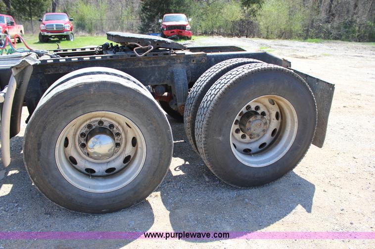 image for item J2258 1990 Peterbilt 379 semi truck