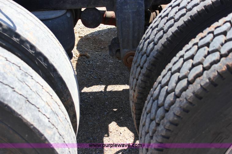 image for item J2258 1990 Peterbilt 379 semi truck