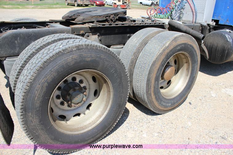 image for item J2258 1990 Peterbilt 379 semi truck