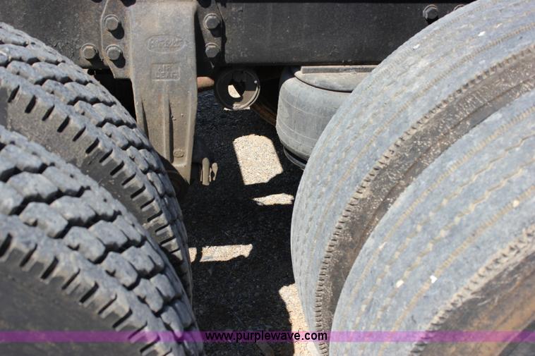 image for item J2258 1990 Peterbilt 379 semi truck