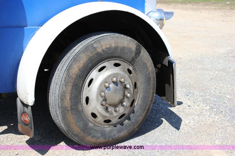 image for item J2258 1990 Peterbilt 379 semi truck