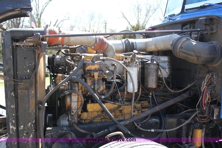 image for item J2258 1990 Peterbilt 379 semi truck